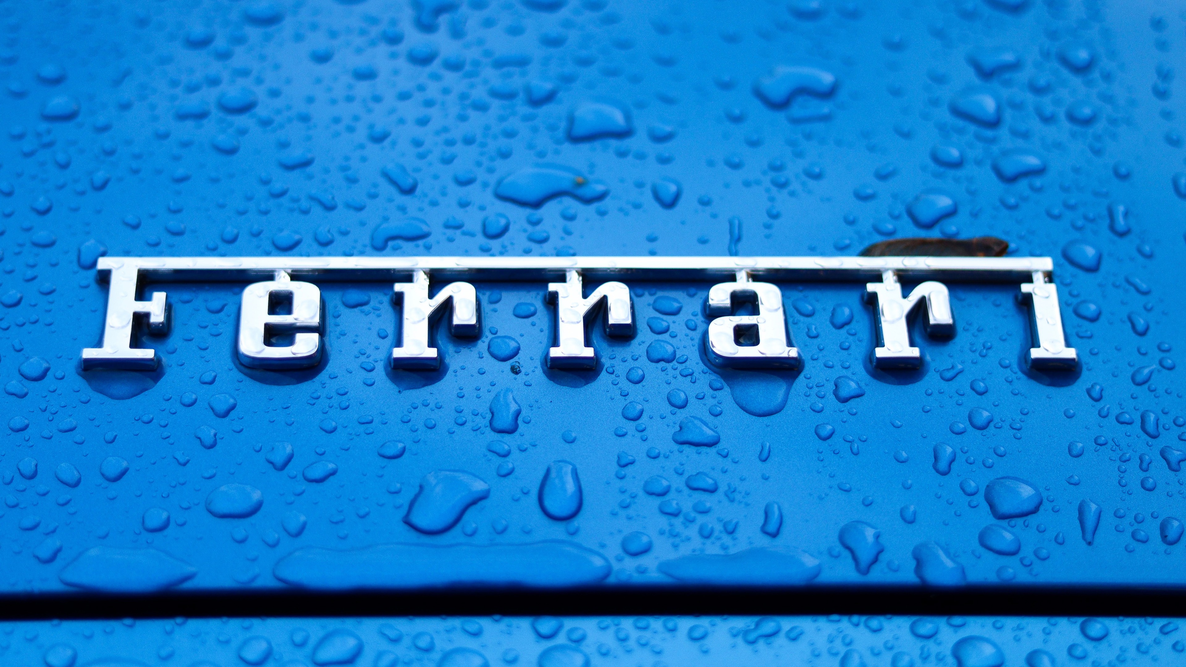 Ferrari logo in the rain hi-res stock photography and images - Alamy