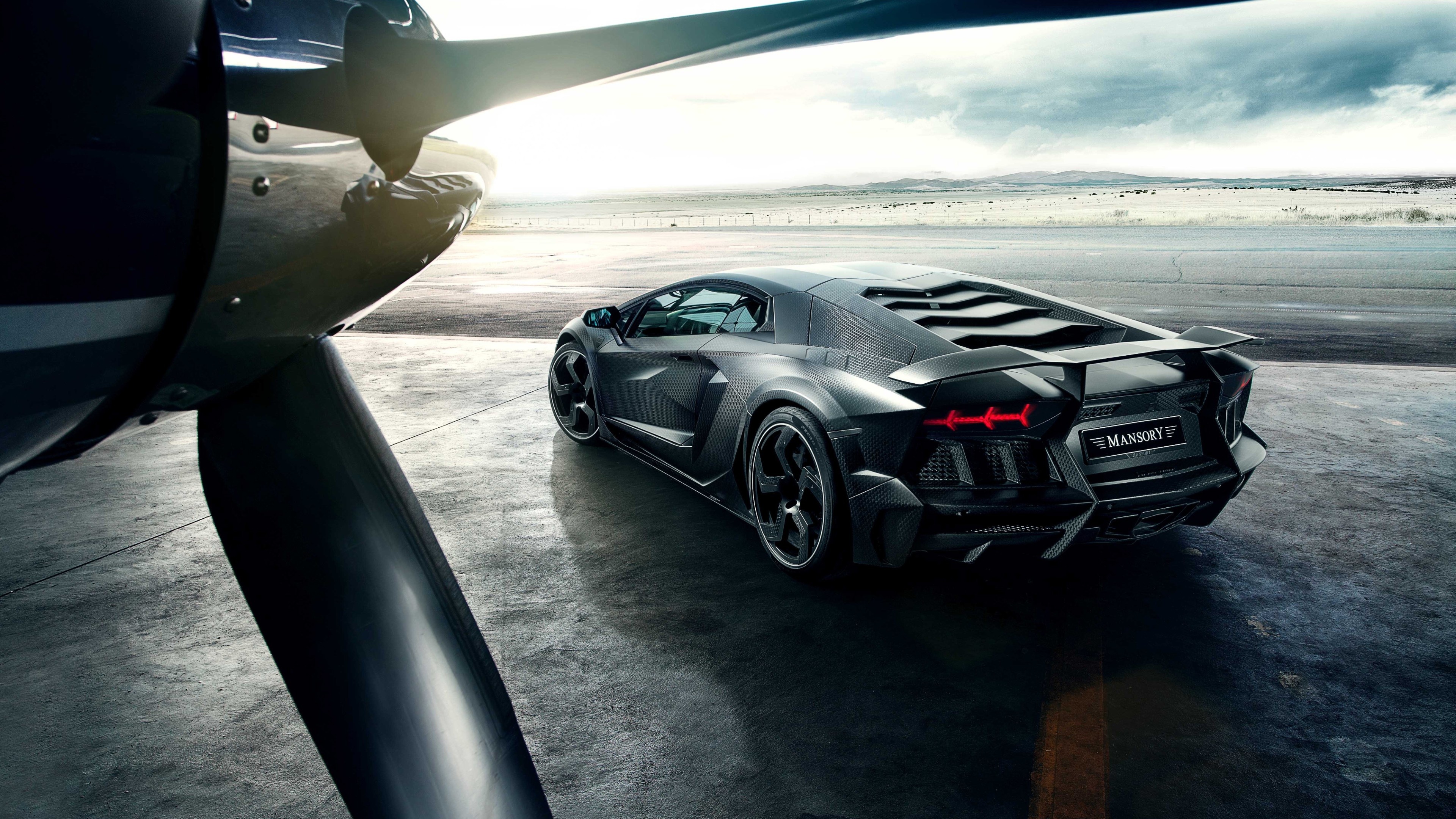 Được tạo ra với sự kết hợp giữa tinh hoa công nghệ và sức mạnh đầy mạnh mẽ, Mansory Lamborghini Aventador LP700-4 Carbonado chắc chắn sẽ mang lại cho bạn một trải nghiệm đầy hứng khởi và không thể nào quên được. Hãy đến với hình ảnh này để cảm nhận sự bùng nổ của tốc độ và sức mạnh. 